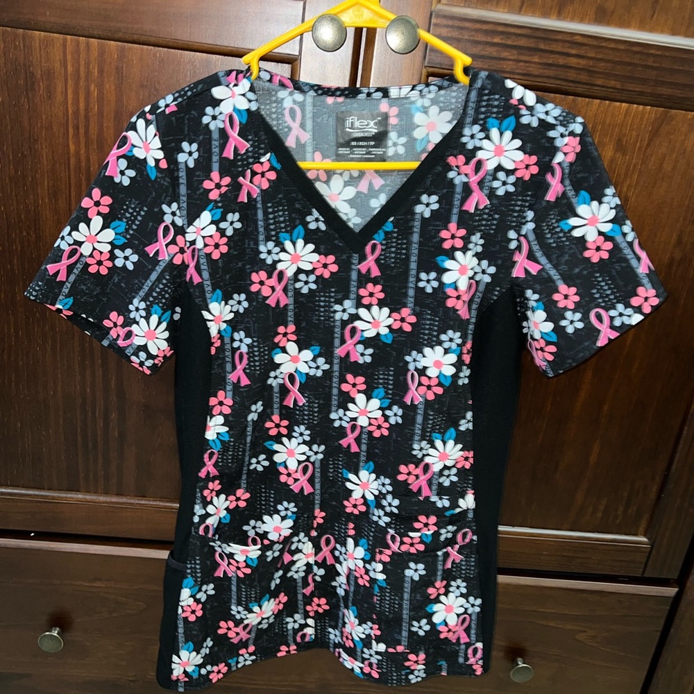 Cherokee iflex V Neck Scrub Top Short Sleeve BREAST AWARENESS Pink Ribbon Sz XS